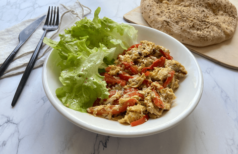 Recette Piperade aux œufs brouillés, salade et focaccia