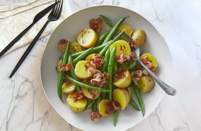 Recette Salade tiède pommes de terre -haricots verts - Chips de pancetta