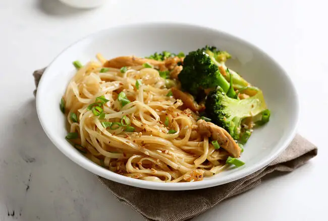 Recette de wok de brocolis et champignons laqués, nouilles chinoises