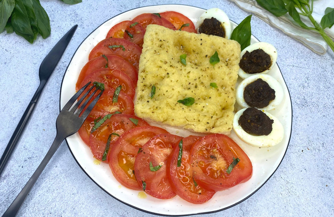 Recette Carpaccio de tomates anciennes, œufs en tapenade, focaccia maison