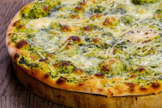 Recette Pizza maison taleggio et pesto - Salade verte, plaisir de cuisiner au quotidien.