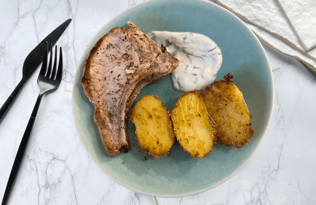 Recette Grillades de porc, Patatoes croustillantes au parmesan, sauce ciboulette, plaisir de cuisiner au quotidien.