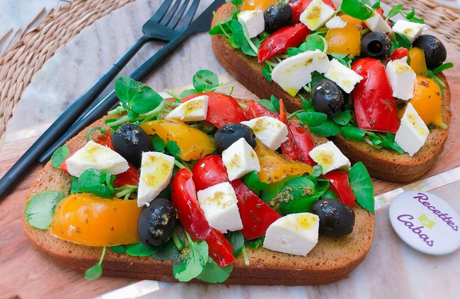 Recette Bruschettas tomates-poivrons-chèvre - Salade