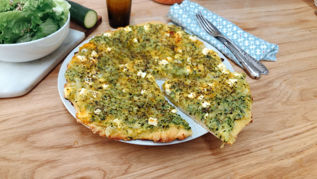 Recette Pizza gourmande courgettes, cheddar- salade