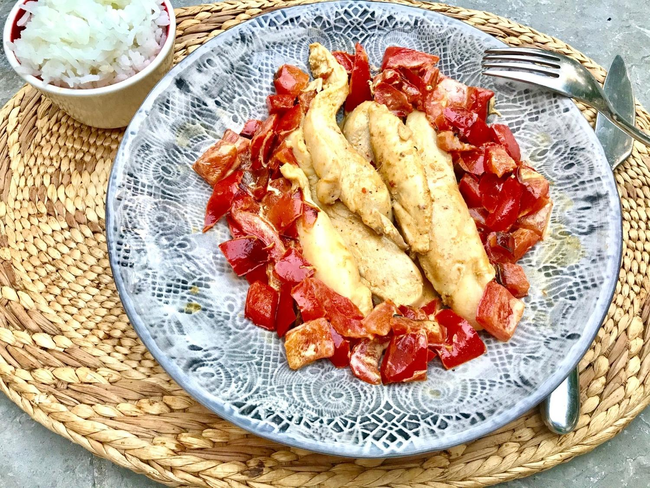 Recette Filets de poulet à la crème aux poivrons confits, couscous, plaisir de cuisiner au quotidien.